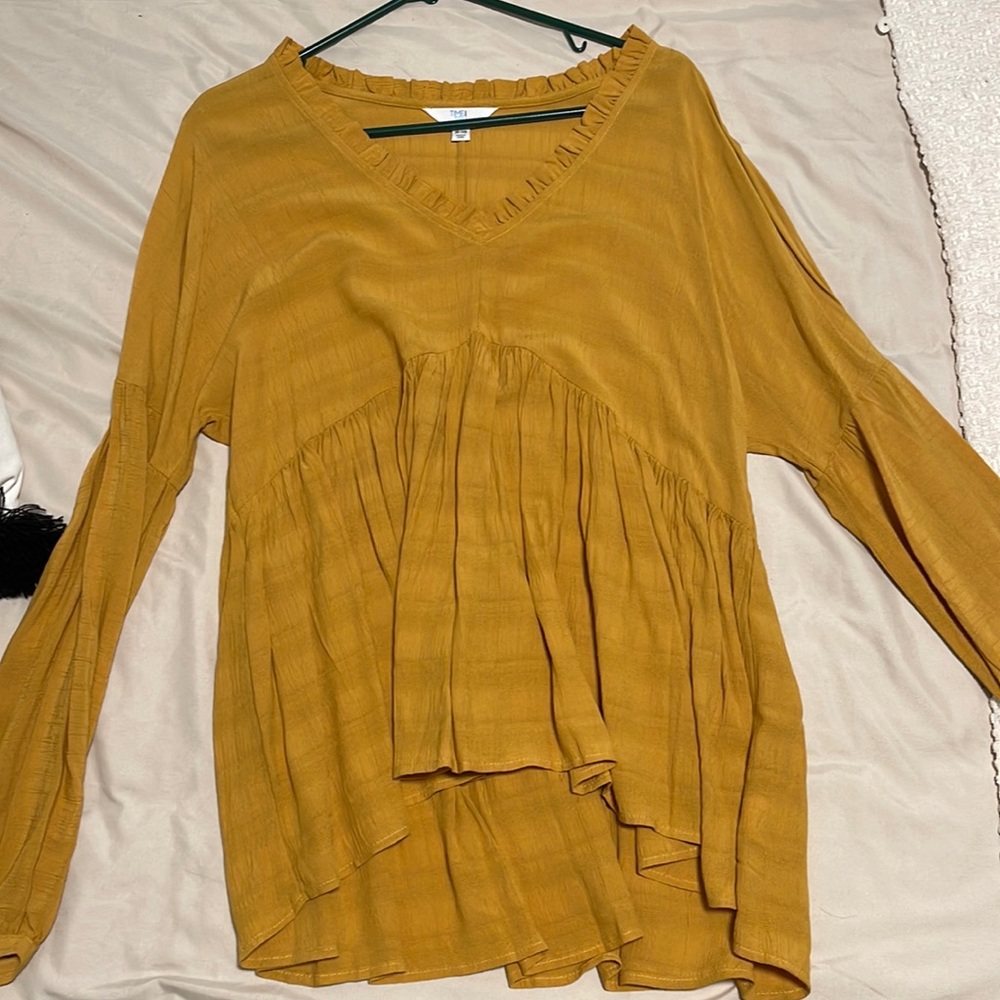 Medium long sleeved flowy shirt! Like new.